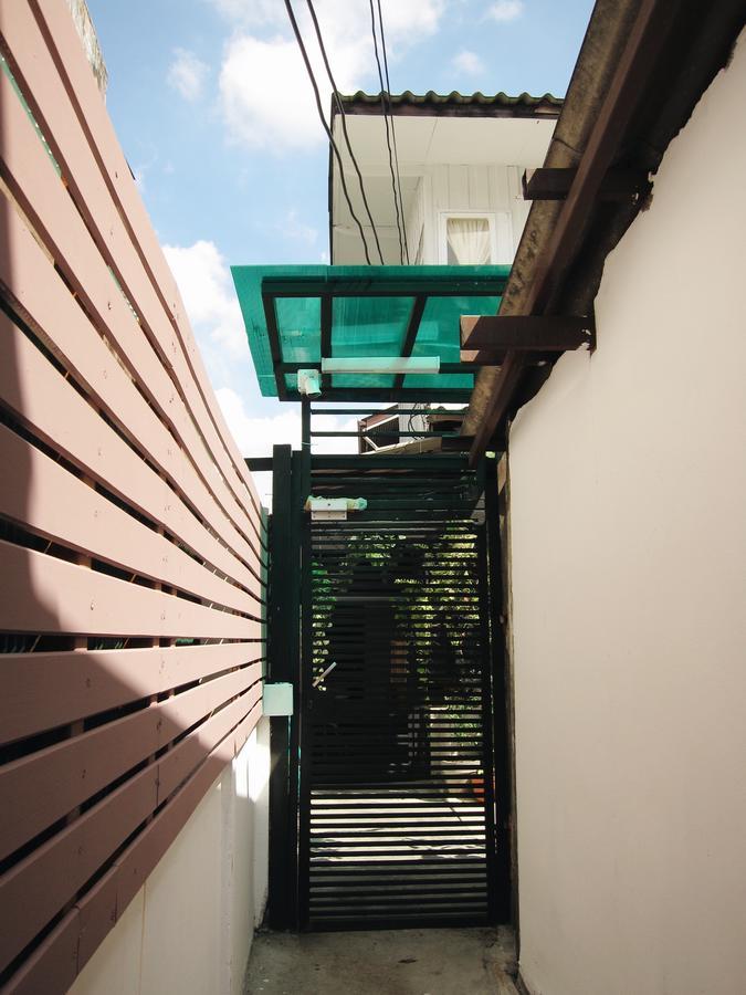 Hostel Baan Nai Trok Bangkok Exterior foto